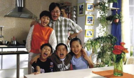 两个人讲吃瓜娱乐圈,两位吃瓜群众的甜蜜碰撞